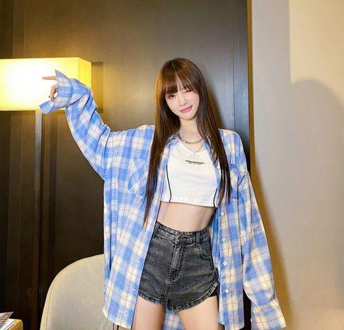 美女旅游吃田瓜图片,美女游客品尝田瓜瞬间